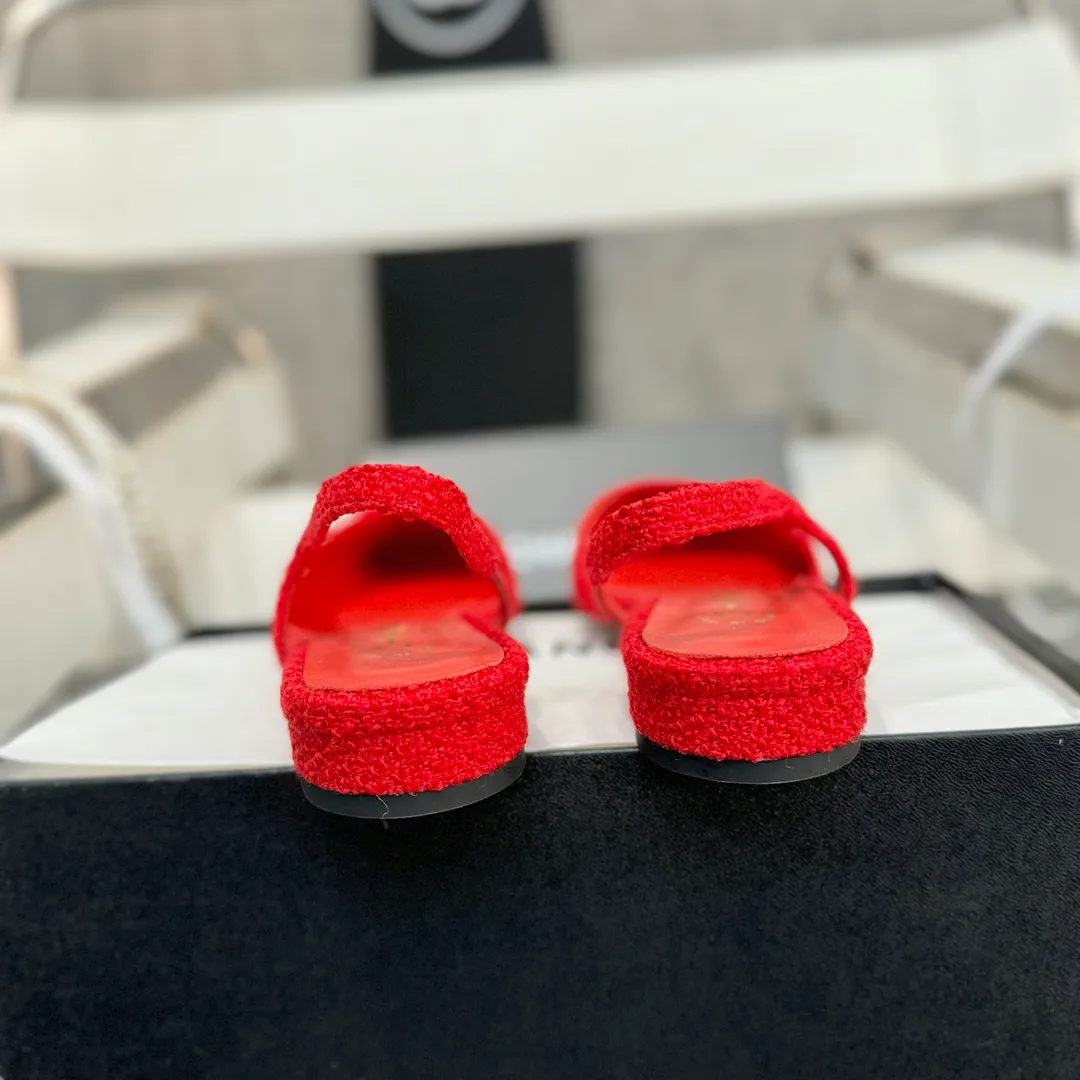 👟👟Ex-factory price 480👟👟 CHANEL Chanel flat bottom series🌹Fashionable classic sandals loved by all stars Fabric [👉] Mixed sheepskin👣🐏 Lining [👉] Silk sheep lining👣🐏 Insole [👉] Silk sheep👣🐏 Sole [👉] Genuine leather outsole imported from Italy 🌻 Packaging [👉] Chanel original box packaging 🌸 Code number [🦶🏻] 34-42 (⚠️34.41.42 is a custom code and cannot be returned or exchanged. Please understand)